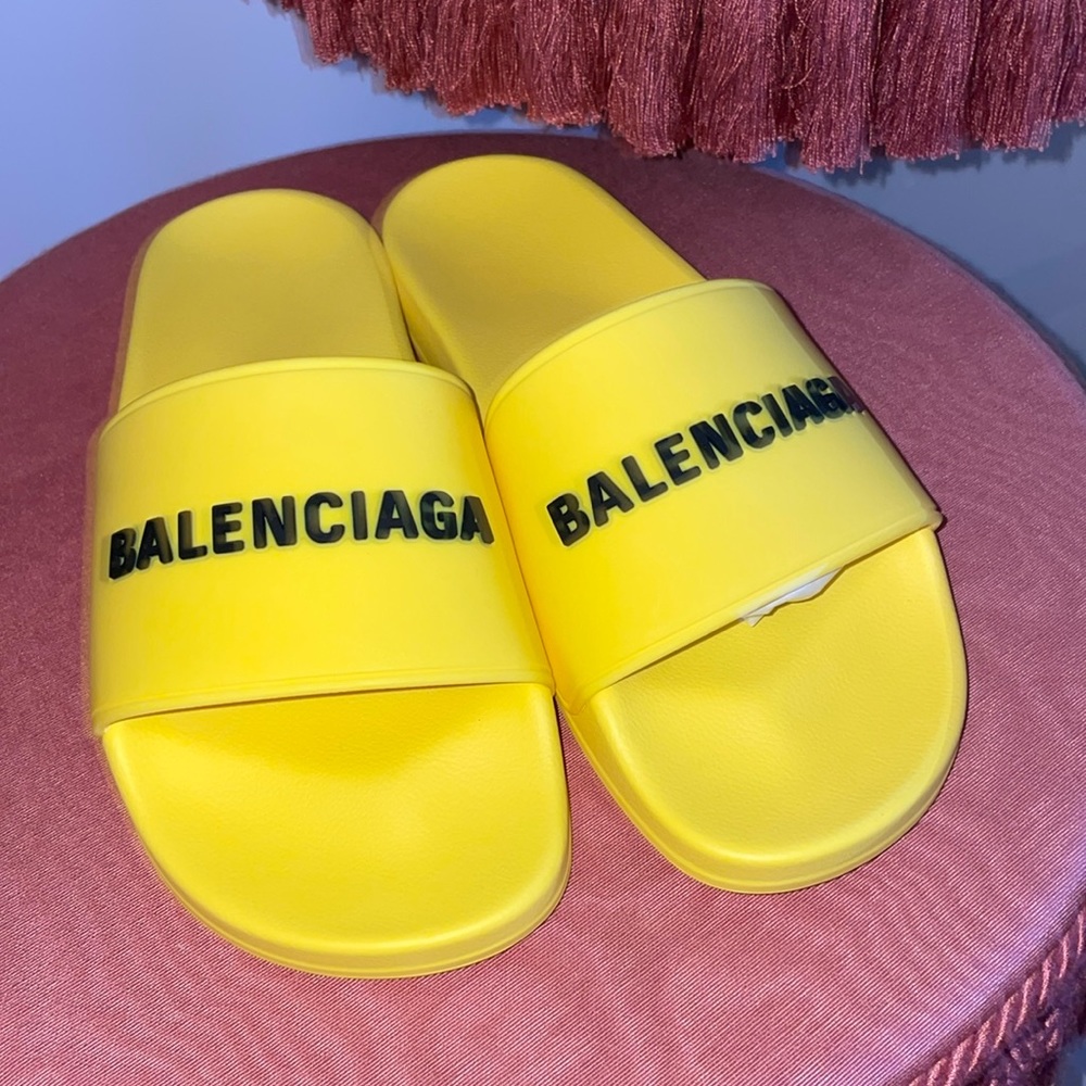 New BALENCIAGA mens pool slides
(Authentic)